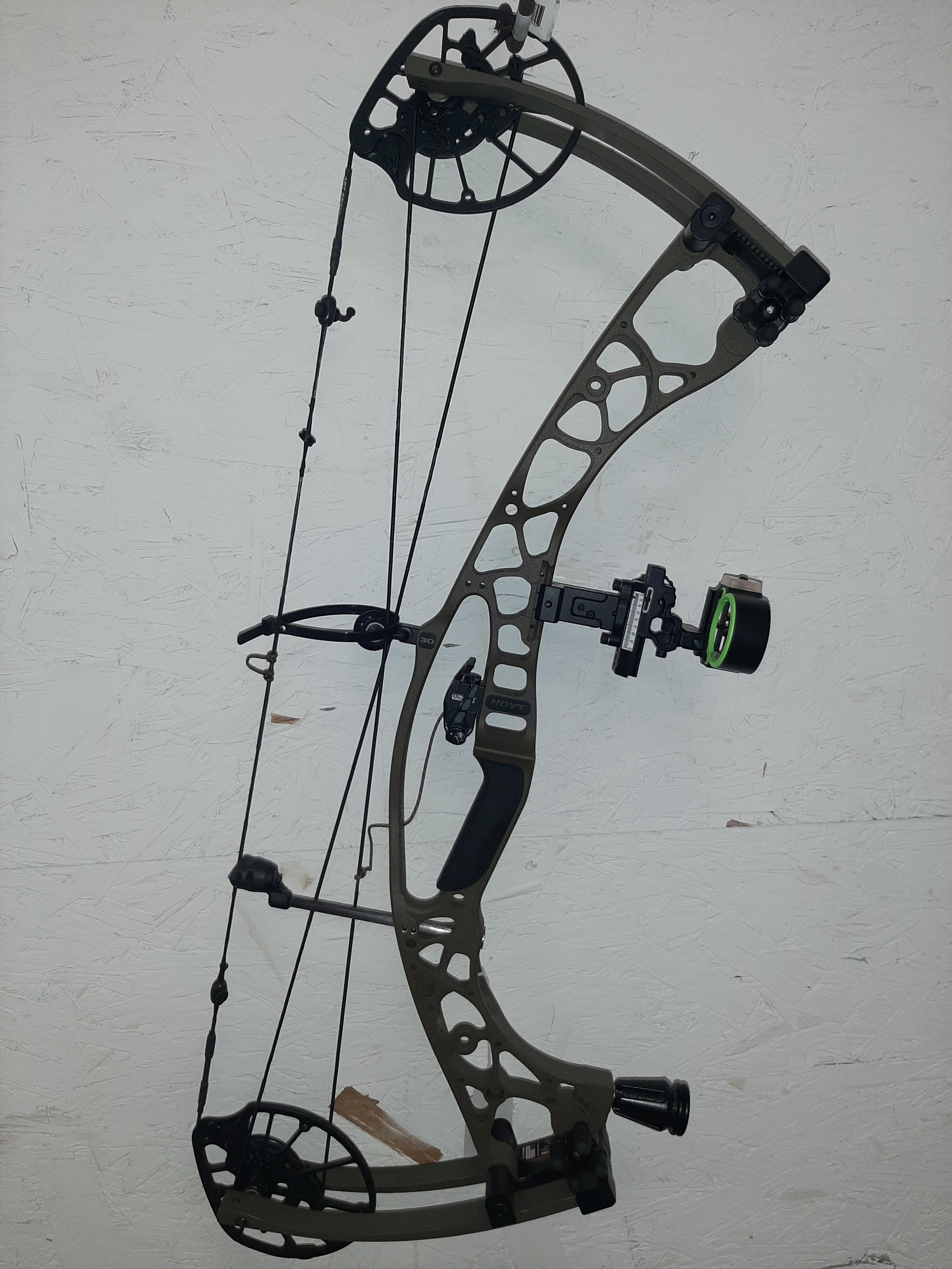USED Hoyt Alpha X 30 70# LH